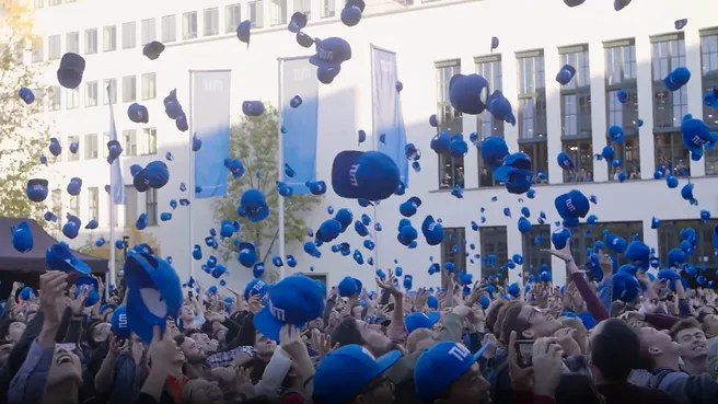 Studierende werfen TUM-Kappen in die Luft