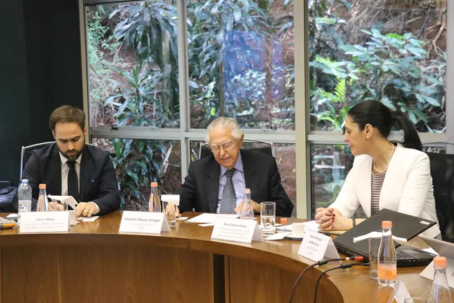 Vertreter der São Paulo Research Foundation und TUM unterzeichnen  ein neues gemeinsames Abkommen