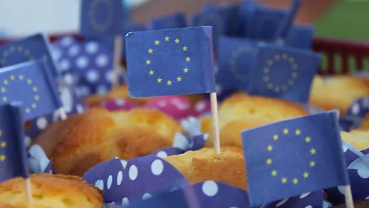 Internationale Studierende in München feiern Semesterabschluss vor der Europa-Skyline #munich4Europe im Olympiapark