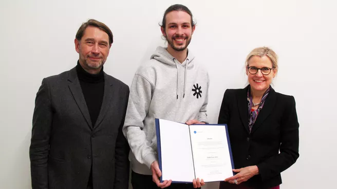 Gruppenbild des DAAD-Preisträgers 2023 an der TUM mit TUM-Vizepräsidentin und dem Direktor der Nationalen Agentur für EU-Hochschulzusammenarbeit im DAAD