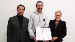 Group photo of the DAAD Prize Winner 2023 at TUM with TUM Vice President and the Director of the National Agency for EU Higher Education Cooperation at the DAAD