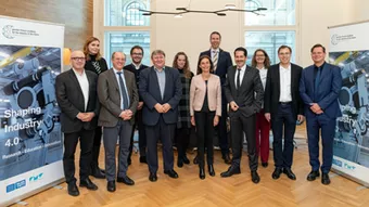 Gruppenbild mit Mitgliedern der German-French Academy for the Industry of the Future mit TUM-Präsident Thomas Hofmann