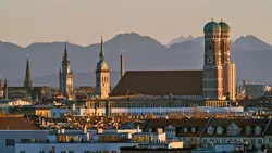 München: Frauenkirche vor Bergpanorama