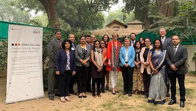 Group picture of DWIH staff, TUM Mumbai Liaison Officer Hanna Kriebel, and Anja Karliczek in New Delhi