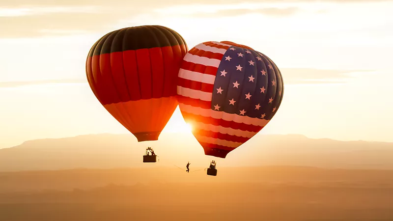 Wunderbar Together Visual 2021: zwei Heißluftballons mit deutscher und US-amerikanischer Flagge