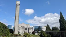 Blick auf ein Universitätsgebäude