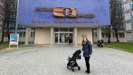 Internationale Weiterbildung ist auch mit Kind möglich. TUM-Mitarbeiterin Marita Mau mit ihrer Tochter während der Campus-Tour an der CTU in Prag. Bild: Marita Mau / TUM