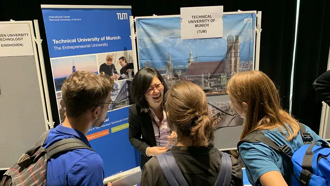 TUM colleagues are advising interested students.