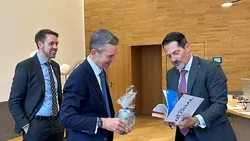 TUM-Präsident Thomas F. Hofmann mit dem britischen Botschafter, Andrew Mitchell, und dem britischen Generalkonsul in München Mark Dittmer-Odell (links).