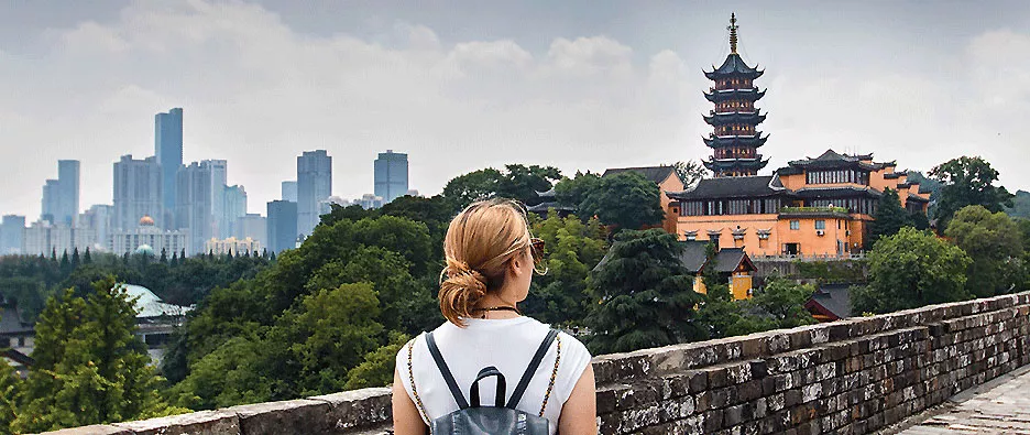 Das TUM Global & Alumni Office ermöglicht Studierenden durch verschiedene Stipendien den Weg ins Ausland. Foto: Franziska Zhu / TUM Eine Studentin der TUM während ihres Auslandsaufenthalts in China.