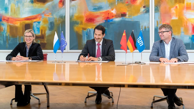 TUM President Thomas F. Hofmann and Vice President for International Affairs and Alumni Juliane Winkelmann during the virtual signing of the MoU with Tsinghua at TUM