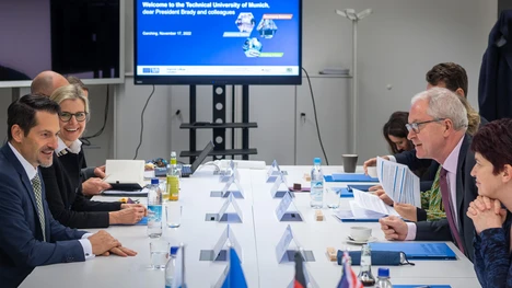 The presidents and other representatives of TUM and Imperial in conversation