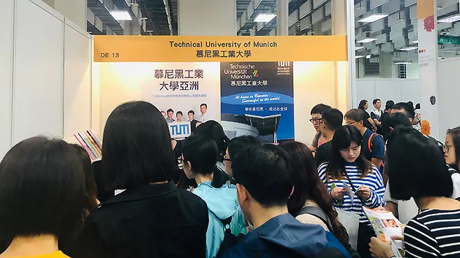 Taiwanesische Studierende am Messestand der TUM