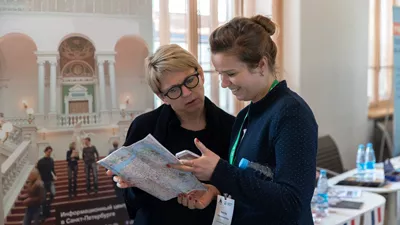 A TUM employee in conversation with a colleague from an international partner university