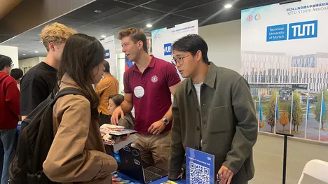 Zahlreiche Studierende am TUM-Stand bei der Study Abroad Fair in Shanghai