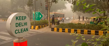 Blick auf einen nebelverhangenen Nachmittag im Stadtzentrum von Neu-Delhi