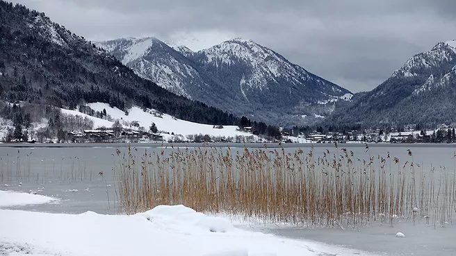 Der Schliersee im Winter mit verschneitem Bergpanorama