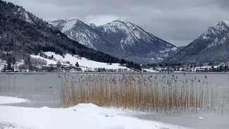Der Schliersee im Winter mit verschneitem Bergpanorama