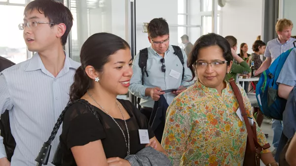 Internationale Gastwissenschaftler:innen bei einem Treffen an der TUM