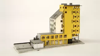 Modell eines Wohn-und Geschäftshauses