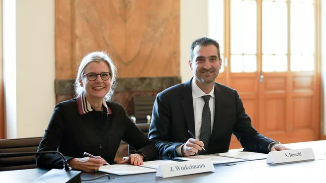 Two representatives of the two partners at the signing of the contract