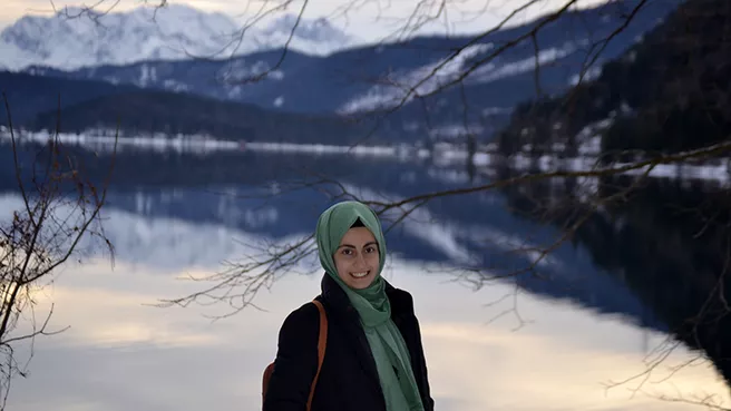 Die Studentin bei einem Ausflug in die Berge 