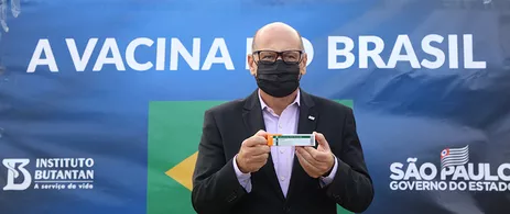 Prof. Dr. Dimas Covas, director of Instituto Butantan, at the arrival of the fourth batch of 5.5 million doses of Butantan vaccine. Photo: <a href="https://commons.wikimedia.org/wiki/File:Chegada_do_quarto_lote_com_5,5_milh%C3%B5es_de_doses_da_Vacina_do_Butantan_(50754246577).jpg" target="_blank" style="text-decoration:none; color:#fffff"> © Governo do Estado de São Paulo</a>