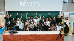 Studierendengruppe in einem Hörsaal der Tschechischen Technischen Universität Prag