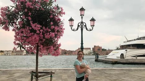 Rafaela mit ihrer Tochter Miriam während ihres zweiten Auslandssemesters in Venedig. Bild: Rafaela Averbeck / TUM