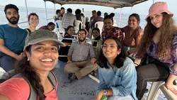Eine Gruppe internationaler junger Leute auf einem Boot