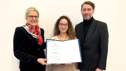 Stehend von links Prof. Juliane Winkelmann (TUM), DAAD-Preisträgerin Maria Elisa Magnoni, die Urkunde zeigende, und Dr. Stephan Geifes (DAAD).