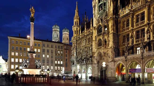 Der Münchner Marienplatz bei Nacht mit Mariensäule, Rathaus - und der Frauenkirche im Hintergrund