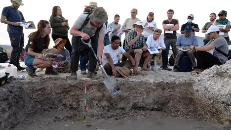 Teamwork makes the dream work: The international project team with Dr. Peter Schad from the Chair of Soil Science at the TUM School of Life Sciences (center). Image: Laurin Reim / TUM