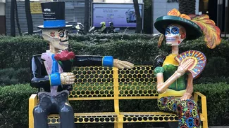 Während der Feierlichkeiten des Tags der Toten ist Mexiko-Stadt mit gruseligen Figuren geschmückt.