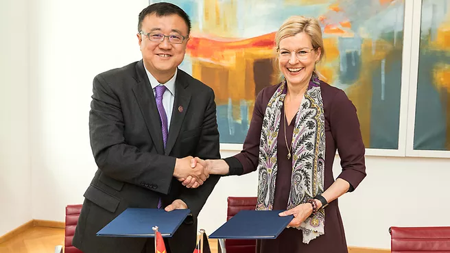 Senior Vice President Juliane Winkelmann and Vice President Bin Yang signed a new agreement governing the continued promotion of student exchange during a delegation visit in Munich.