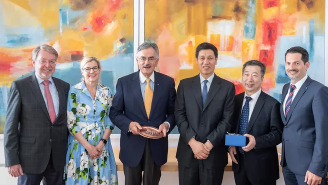 TUM-Präsident Herrmann mit weiteren Mitgliedern des Präsidiums sowie den Gästen der Beihang Universität