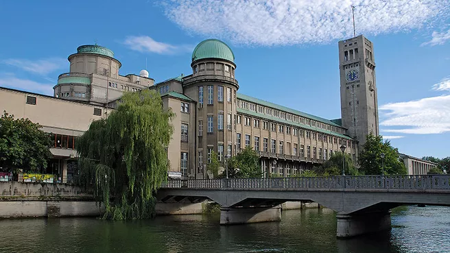 Deutsches Museum München mit Isar im Vordergrund