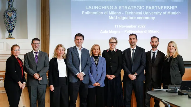 Gruppenbild der Vertreter:innen von TUM und PoliMi bei der Vertragsunterzeichnung