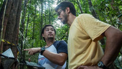 David Lapola mit einem Mitarbeiter im Regenwald