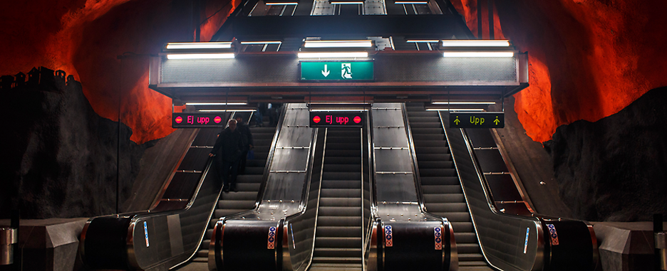 Mystisch rot-schwarz gestalteter Rolltreppenbereich einer U-Bahn-Station in Stockholm