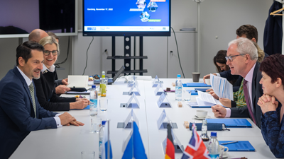 Die Präsidenten und weitere Vertreter:innen von TUM und Imperial im Gespräch