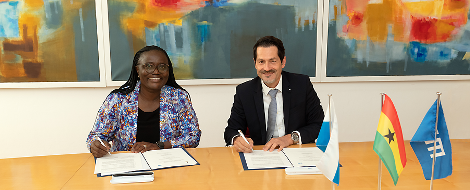 TUM President Hofmann and KNUST Vice-Chancellor Rita Dickson at the signing of the contract
