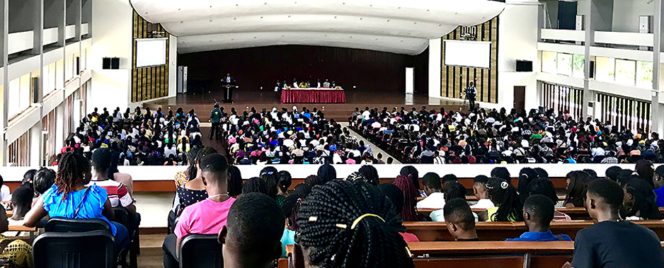 Studierende im großen Hörsaal des KNUST-Hauptcampus