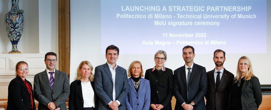 Gruppenbild der Vertreter:innen von TUM und PoliMi bei der Vertragsunterzeichnung