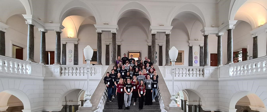 Gruppenfoto mit den 22 ETA-Fellows und dem Organisations-Team in der Aula des PoliMi