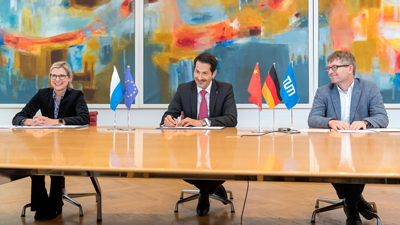 TUM President Thomas F. Hofmann and Vice President for International Affairs and Alumni Juliane Winkelmann during the virtual signing of the MoU with Tsinghua at TUM