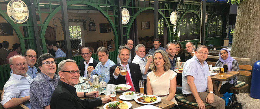 Teilnehmende des GBA-Symposiums im Biergarten in Weihenstephan