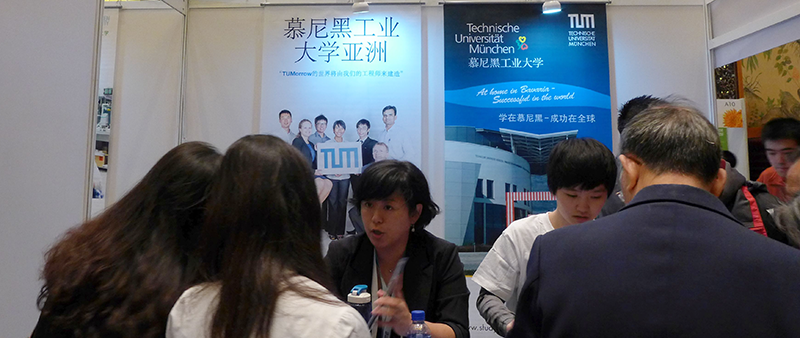 TUM Beijing Liaison Officer Zhenshan Jin at the Student Advisory Service