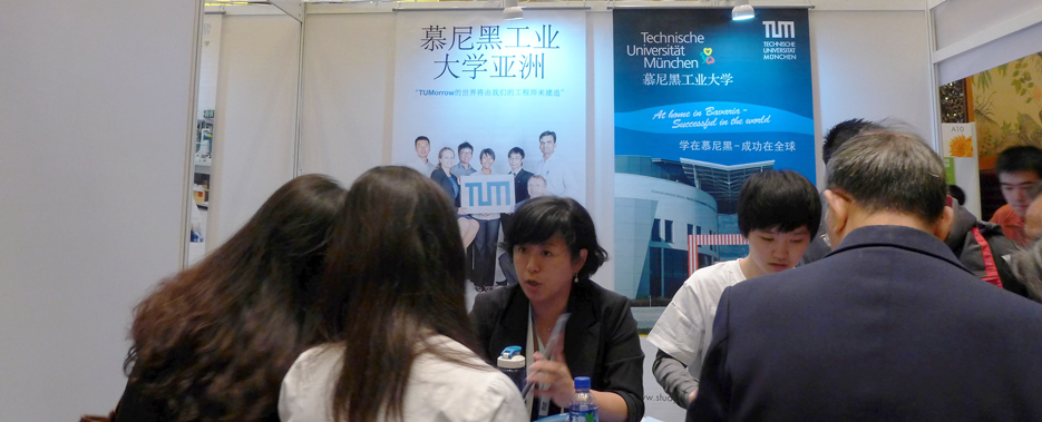 TUM Beijing Liaison Officer Zhenshan Jin at the Student Advisory Service