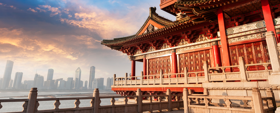 Blauer Himmel und weiße Wolken, alte chinesische Architektur in Peking